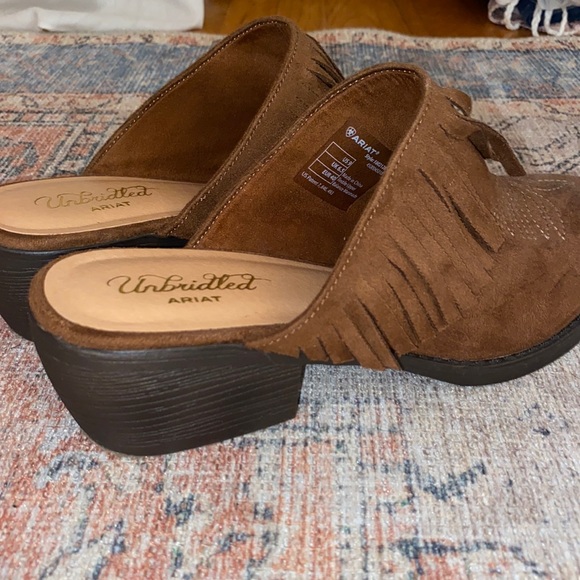 Unbridled Ariat slip on cowgirl boot heel. - Picture 6 of 6